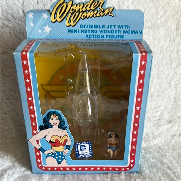 FUNKO EXCLUSIVE DC COMICS Wonder Woman Invisible Jet with Mini Figure - Picture 2 of 15